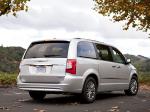Chrysler Town & Country 2010 года